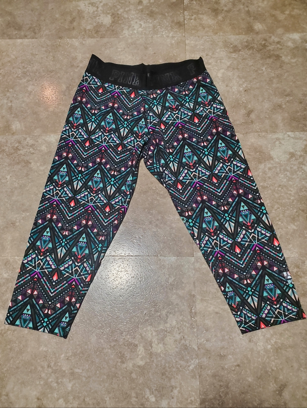🆕️ PINK Victoria's Secret Black/multi Geo Print Capri Leggings, Sz S